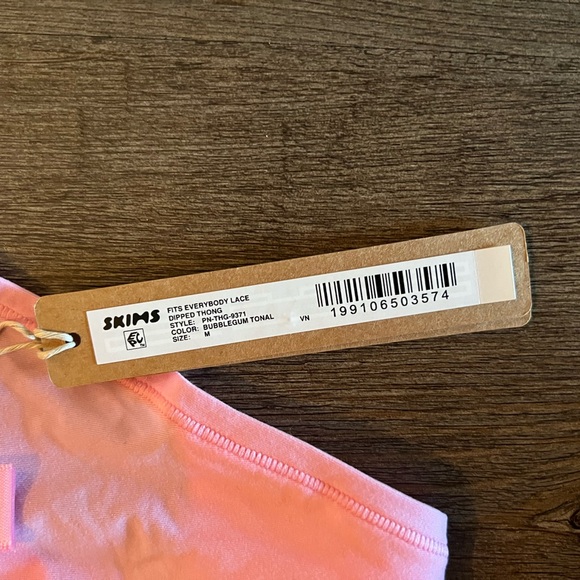 SKIMS Fits Everybody Lace
Scoop Bralette and Thong bundle Bubblegum color - Picture 7 of 13